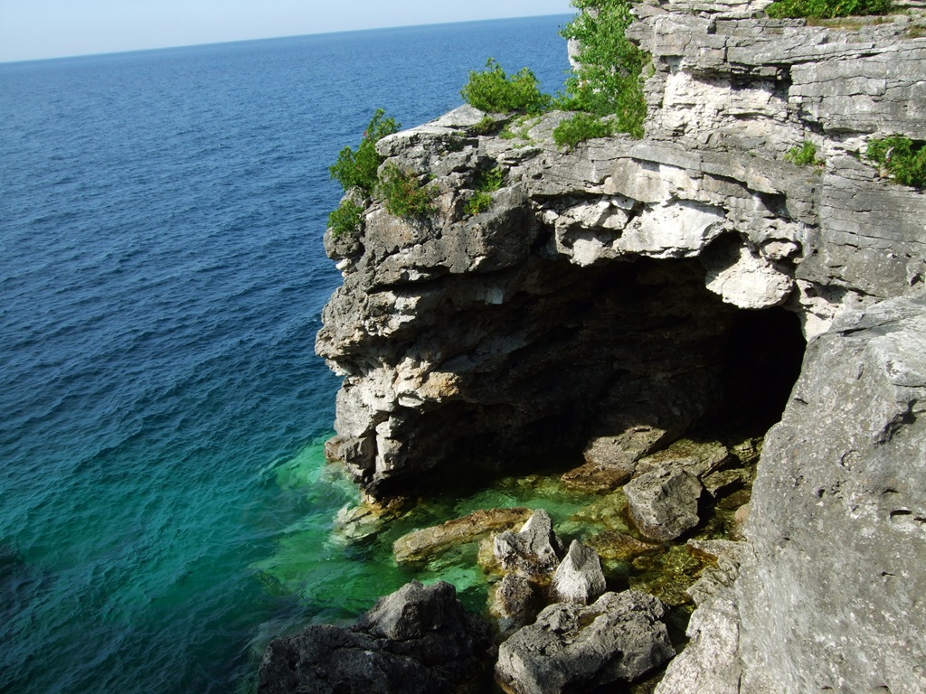 the-grotto-outside-bruce-peninsula-tobermory